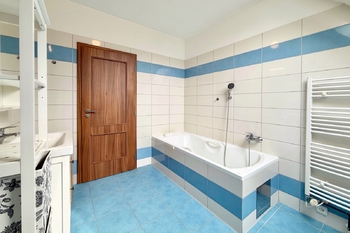 koupelna 2.NP - Prodej domu 123 m², Roztoky