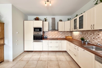 kuchyně - Prodej domu 123 m², Roztoky