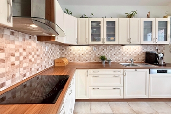 kuchyně - Prodej domu 123 m², Roztoky