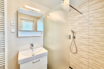 koupelna 1.NP - Prodej domu 123 m², Roztoky