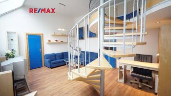 schody na patro - Pronájem bytu 2+kk v osobním vlastnictví 73 m², Praha 9 - Černý Most