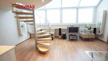 obývací pokoj - Pronájem bytu 2+kk v osobním vlastnictví 73 m², Praha 9 - Černý Most