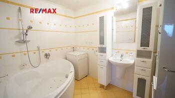 koupelna - Pronájem bytu 2+kk v osobním vlastnictví 73 m², Praha 9 - Černý Most