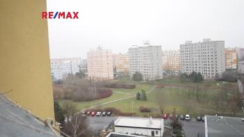 výhled z lodžie - Pronájem bytu 2+kk v osobním vlastnictví 73 m², Praha 9 - Černý Most