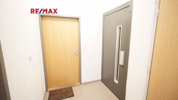 vstup do bytu - Pronájem bytu 2+kk v osobním vlastnictví 73 m², Praha 9 - Černý Most
