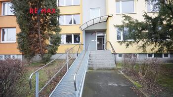 vstup do domu - Pronájem bytu 2+kk v osobním vlastnictví 73 m², Praha 9 - Černý Most