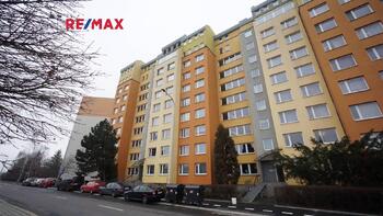 pohled na panelový dům s nástavbou - Pronájem bytu 2+kk v osobním vlastnictví 73 m², Praha 9 - Černý Most