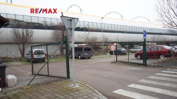 hlídané parkování před domem - Pronájem bytu 2+kk v osobním vlastnictví 73 m², Praha 9 - Černý Most