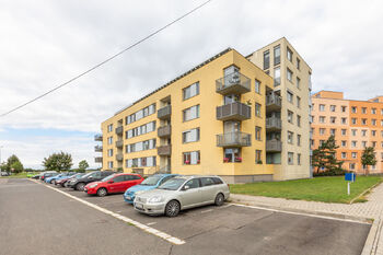 Pohled na dům - Pronájem bytu 3+1 v osobním vlastnictví 95 m², Brandýs nad Labem-Stará Boleslav