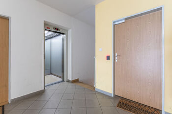 Chodba domu a výtah - Pronájem bytu 3+1 v osobním vlastnictví 95 m², Brandýs nad Labem-Stará Boleslav