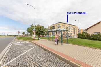 Pohled na dům a BUS zastávku - Pronájem bytu 3+1 v osobním vlastnictví 95 m², Brandýs nad Labem-Stará Boleslav