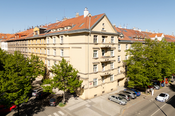 Pohled na dům - Prodej bytu 3+1 v osobním vlastnictví 91 m², Praha 6 - Bubeneč