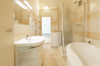 Koupelna - Prodej bytu 3+1 v osobním vlastnictví 91 m², Praha 6 - Bubeneč