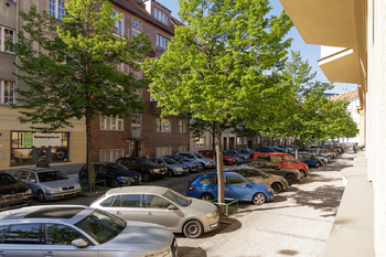 pohled ulice - Prodej bytu 3+1 v osobním vlastnictví 91 m², Praha 6 - Bubeneč