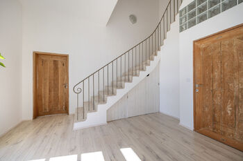 Společná chodba - Prodej bytu 1+kk v osobním vlastnictví 28 m², Vráž