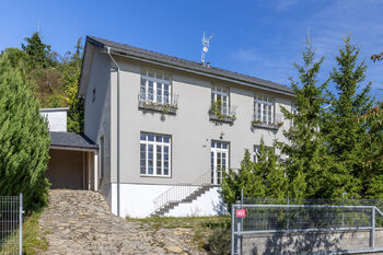 Pohled na dům z příjezdové cesty - Prodej bytu 4+kk v osobním vlastnictví 104 m², Vráž