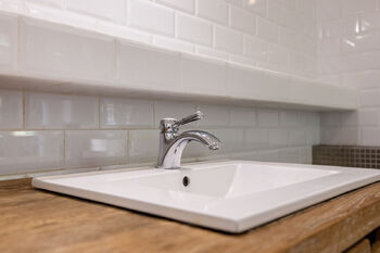 Detail umyvadla - Prodej bytu 4+kk v osobním vlastnictví 104 m², Vráž