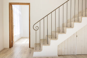 Schodiště detail - Prodej bytu 4+kk v osobním vlastnictví 104 m², Vráž