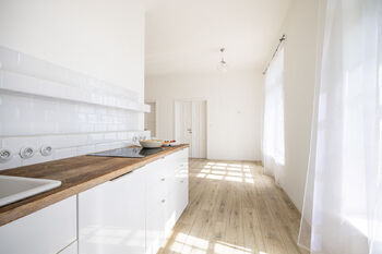 Pohled z kuchyně - Prodej bytu 4+kk v osobním vlastnictví 104 m², Vráž