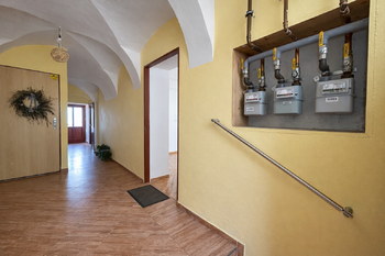 zádveří a společná chodba - Pronájem obchodních prostor 56 m², Turnov