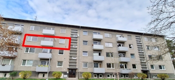 Pohled na budovu z parkoviště - Prodej bytu 3+1 v osobním vlastnictví 72 m², Kojetín 