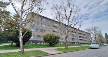 Pohled na budovu ze silnice - Prodej bytu 3+1 v osobním vlastnictví 72 m², Kojetín