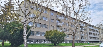 Pohled na budovu ze silnice - Prodej bytu 3+1 v osobním vlastnictví 72 m², Kojetín