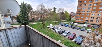 Pohled z balkonu na parkoviště - Prodej bytu 3+1 v osobním vlastnictví 72 m², Kojetín