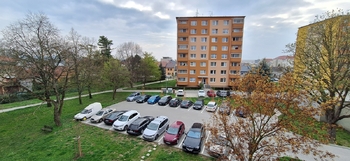 Pohled z balkonu na parkoviště - Prodej bytu 3+1 v osobním vlastnictví 72 m², Kojetín