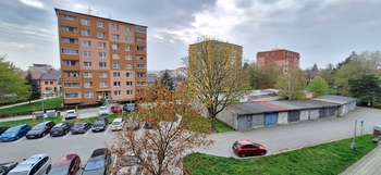 Pohled z balkonu na parkoviště - Prodej bytu 3+1 v osobním vlastnictví 72 m², Kojetín
