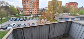 Pohled z balkonu na parkoviště - Prodej bytu 3+1 v osobním vlastnictví 72 m², Kojetín