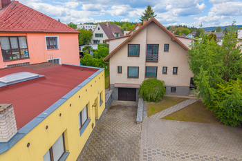 Celkový pohled na dům s garáží a dílnou - Prodej domu 150 m², Příbram