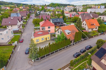 Celkový pohled na dům, garáž a pozemek u domu - Prodej domu 150 m², Příbram