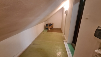 Pohled do šatny, která je v mezipatře - Prodej domu 150 m², Příbram