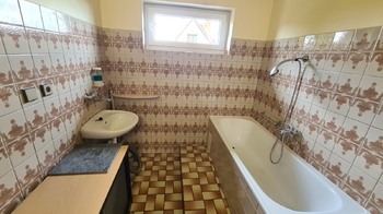 V domě jsou dvě koupelny - Prodej domu 150 m², Příbram