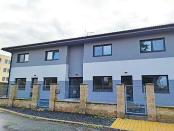 Pohled nad bytový dům z ulice.  - Pronájem bytu 2+kk v osobním vlastnictví 60 m², Kostelec nad Labem