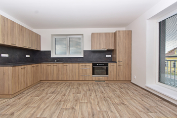 Kuchyňský kout, jídelní kout a velmi prostorný obývací pokoj.  - Pronájem bytu 2+kk v osobním vlastnictví 60 m², Kostelec nad Labem 