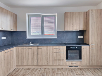 Kuchyňský kout, jídelní kout a velmi prostorný obývací pokoj.  - Pronájem bytu 2+kk v osobním vlastnictví 60 m², Kostelec nad Labem