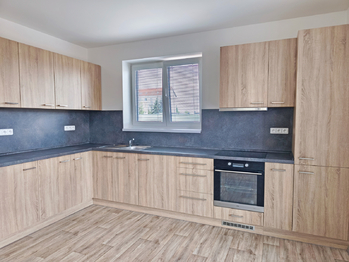 Kuchyňský kout, jídelní kout a velmi prostorný obývací pokoj.  - Pronájem bytu 2+kk v osobním vlastnictví 60 m², Kostelec nad Labem