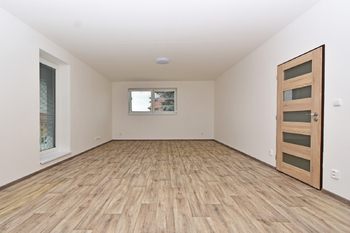 Kuchyňský kout, jídelní kout a velmi prostorný obývací pokoj.  - Pronájem bytu 2+kk v osobním vlastnictví 60 m², Kostelec nad Labem