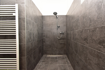 Koupelna se sprchovým koutem, umyvadlem se skříňkou, zrcadlem, toaletou a místem na pračku a sušičku.  - Pronájem bytu 2+kk v osobním vlastnictví 60 m², Kostelec nad Labem