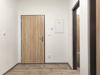 Vstupní chodba včetně šatní skříně. - Pronájem bytu 2+kk v osobním vlastnictví 60 m², Kostelec nad Labem