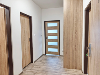 Vstupní chodba včetně šatní skříně. - Pronájem bytu 2+kk v osobním vlastnictví 60 m², Kostelec nad Labem