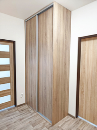 Vstupní chodba včetně šatní skříně. - Pronájem bytu 2+kk v osobním vlastnictví 60 m², Kostelec nad Labem