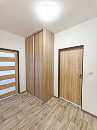 Vstupní chodba včetně šatní skříně. - Pronájem bytu 2+kk v osobním vlastnictví 60 m², Kostelec nad Labem