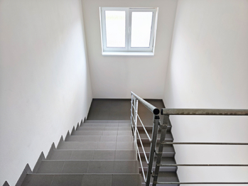 Schodiště k bytu.  - Pronájem bytu 2+kk v osobním vlastnictví 60 m², Kostelec nad Labem