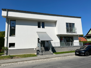 vstup do budovy - Pronájem bytu 1+kk v osobním vlastnictví 34 m², Zubří