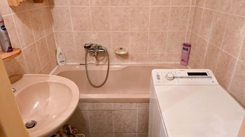 Koupelna s vanou - Prodej bytu 3+1 v osobním vlastnictví 65 m², Opava