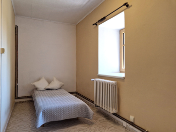 Pokoj v bytové jednotce - Prodej domu 368 m², Benešov u Semil