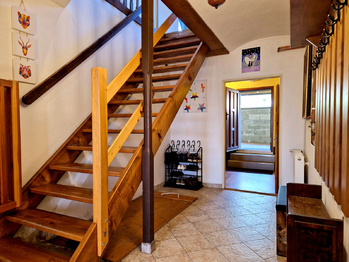 Vstupní chodba - Prodej domu 368 m², Benešov u Semil